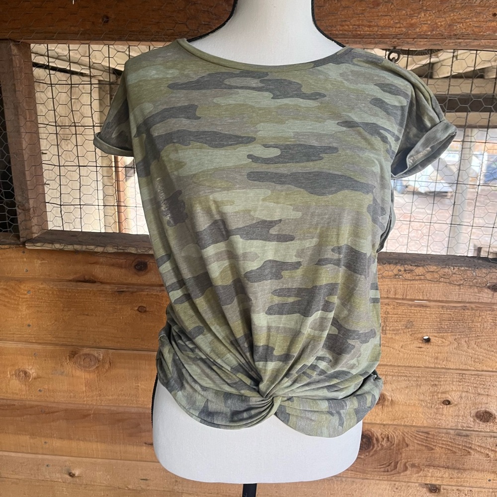 Lucky Brand Shirt Medium Womens Green Camo Twist Front Short Sleeve Tee Top